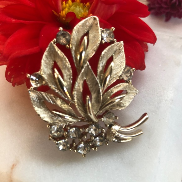 Vintage Leaf Rhinestone Accent Gold Tone Brooch Pin - Picture 1 of 6